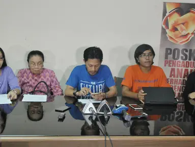 Sejumlah aktivis menggelar konferensi pers mengenai kondisi Komnas HAM di Kantor YLBHI, Jakarta, Minggu (14/5). Mereka meminta kinerja Komnas HAM dievaluasi demi reformasi Komnas HAM dan penegakan HAM yang lebih baik. (Liputan6.com/Helmi Afandi)