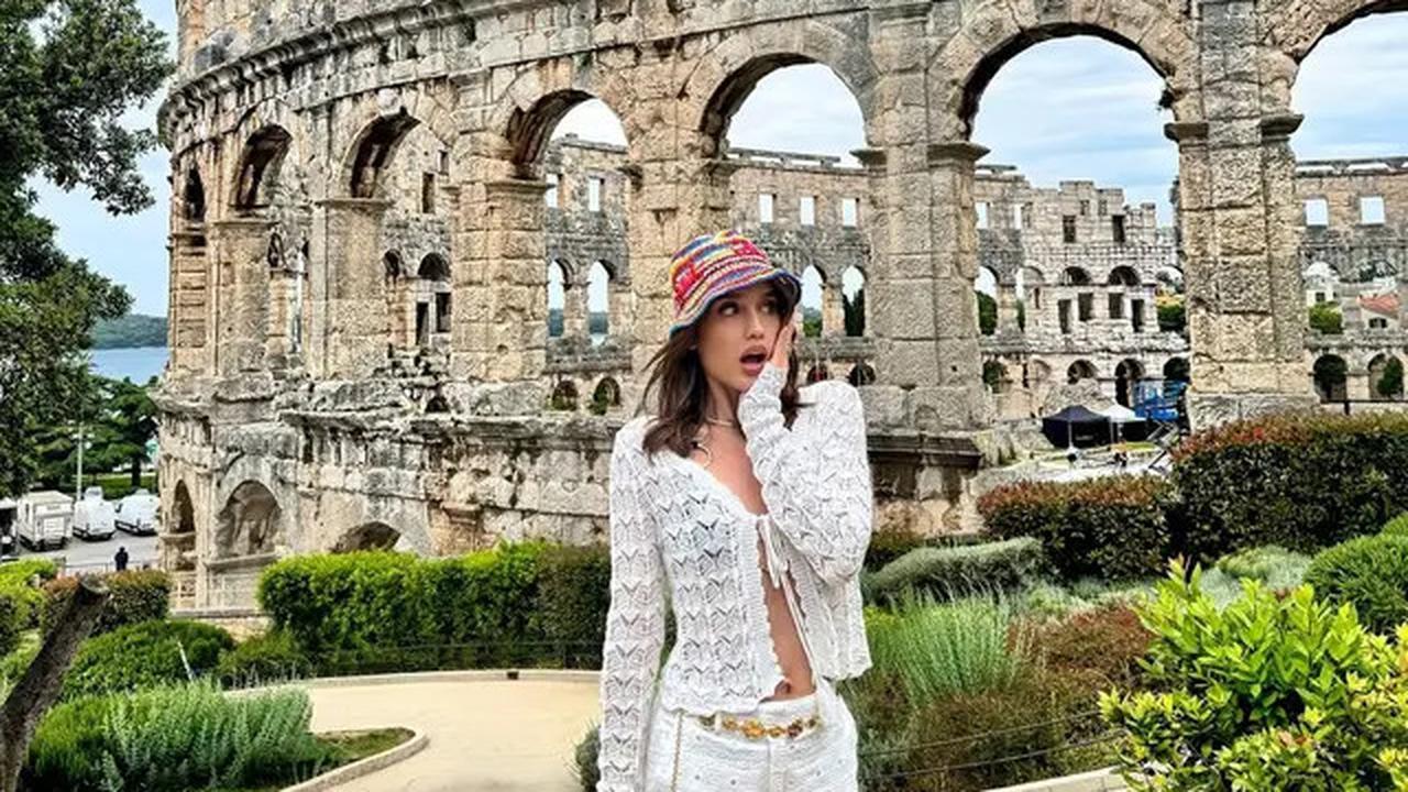 6 Outfit Liburan ala Cinta Laura, Tampil Fresh dan Super Fashionable