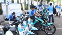 Peserta menaiki motor listrik yang dipamerkan di Kawasan Jakarta Convention Center (JCC) di Jakarta, Minggu (3/12). Inovasi-inovasi ini diharapkan dapat meningkatkan kinerja PLN dalam memberikan pelayanan kepada masyarakat. (Liputan6.com/Angga Yuniar)