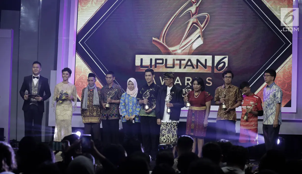 Direktur Utama PT Surya Citra Media Tbk (SCMA) Sutanto Hartono berfoto bersama dengan penerima penghargaan Liputan 6 Award 2017 di SCTV Tower, Jakarta, Sabtu (20/5). Sebanyak enam orang terpilih meraih Liputan 6 Awards 2017. (Liputan6.com/Faizal Fanani)