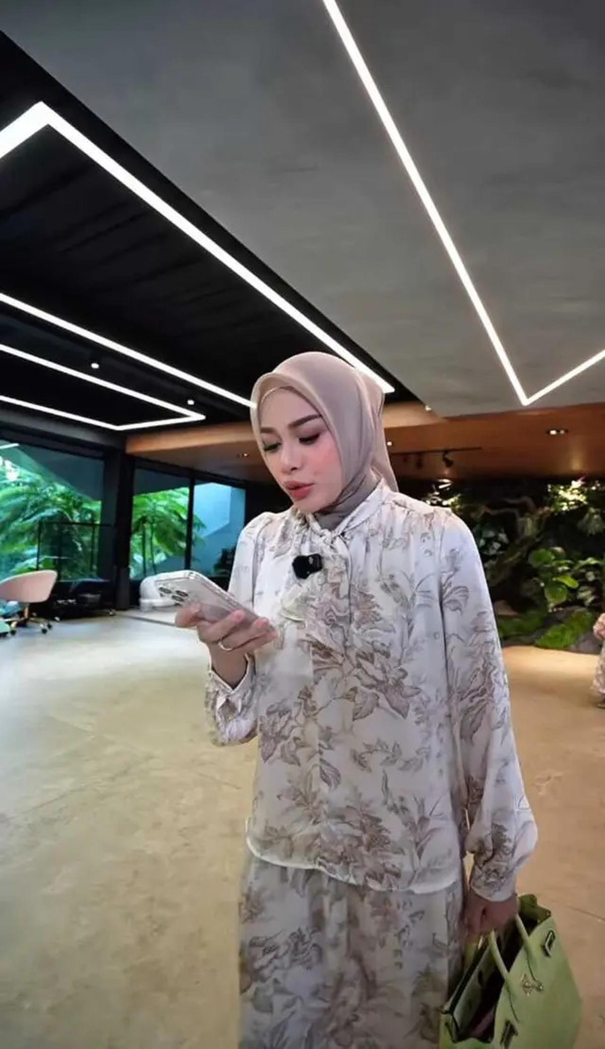Model Blouse Motif Bunga ala Aurelie Hermansyah, Gaya Kasual yang Elegan Cocok untuk Usia 25 Tahun ke Atas
