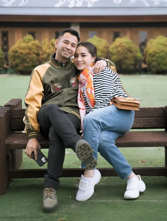 Berpose mesra bersama suami, perempuan 35 tahun ini tampil effortless dengan striped long sleeve dan celana jeans. [Foto: IG/raffinagita1717].