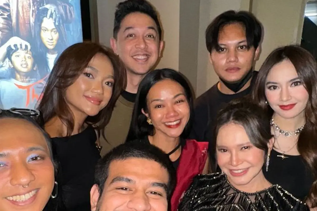 Parade Artis Tampil Elegan Kenakan Busana Hitam saat Gala Premier Film Dokumenter Rossa