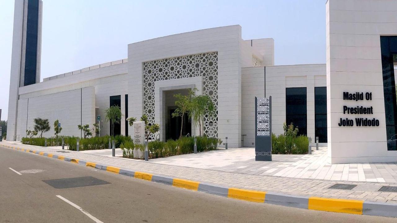 Pemandangan Masjid Presiden Joko Widodo yang berlokasi di kawasan diplomatik Abu Dhabi, Uni Emirat Arab (UEA), pada Rabu (17/7/2024).&nbsp;Masjid Presiden Joko Widodo Abu Dhabi ini dibangun sebagai simbol eratnya persahabatan Indonesia dan UEA.&nbsp;Foto: