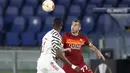 Gelandang AS Roma, Henrikh Mkhitaryan dan bek Manchester United atau MU, Eric Bailly bersaing pada leg kedua semifinal Liga Europa di Stadion Olimpico, Jumat (7/5/2021) dinihari WIB. MU tetap melaju ke final Liga Europa meski kalah 2-3 dari Roma. (AP Photo/Alessandra Tarantino)