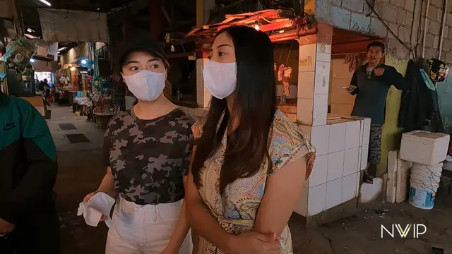 Nikita Willy dan Winona belanja di pasar tradisional. (Foto: YouTube/Nikita Willy Official)