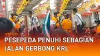 Aksi bapak-bapak pesepeda penuhi sebagian jalan gerbong KRL mengundang perhatian.