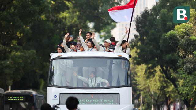 Foto: Melihat Pawai Emas Olimpiade Paris 2024, Veddriq Leonardo dan Rizki Juniansyah Naiki Bus Tingkat Terbuka Menuju Istana Negara