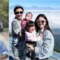 Potret Felicya Angelista dan Caesar Hito ajak buah hati keliling kota di Jateng. (Sumber: Instagram/felicyangelista_)