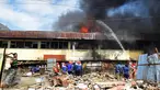 Petugas pemadam kebakaran berusaha memadamkan api yang membakar ruko di kompleks Kanjengan, Pasar Johar Semarang, Sabtu (18/6). Dugaan awal, kebakaran tersebut diakibatkan hubungan pendek arus listrik di salah satu toko di Blok E. (Liputan6.com/Gholib)