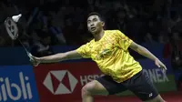 Aksi Tommy Sugiarto pebulutangkis Indonesia  saat melawan Chen Long pada babak pertama Indonesia Open 2019 di Istora Senayan, Jakarta, Rabu (17/7/2019). (Bola.com/Peksi Cahyo)