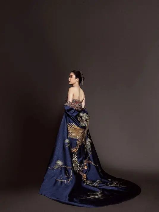 Kembali dengan penampilan luar biasa Valencia Tanoesoedibjo mengenakan cheongsam biru yang megah. Cheongsamnya ini dilengkapi dengan outer yang tak kalah megah dengan bordir burung dari warna kuning keemasan. Foto: Instagram.