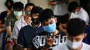 Sejumlah pria muda menunggu untuk menjalani pemeriksaan fisik selama wajib militer tahunan di Bangkok (23/7/2020). (AFP Photo/Lillian Suwanrumpha)