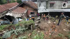 Petugas membersihkan material longsor pada areal pemancingan yang menyebabkan satu orang meninggal dunia di Gang Kepatihan, Kelurahan Kebon Kelapa, Kecamatan Bogor Tengah, Bogor, Jawa Barat, Rabu (12/10/2022). Longsor yang terjadi pada kemarin sore menyebabkan sembilan pemancing tertimbun tanah namun selamat dan seorang anggota kepolisian meninggal. (merdeka.com/Arie Basuki)