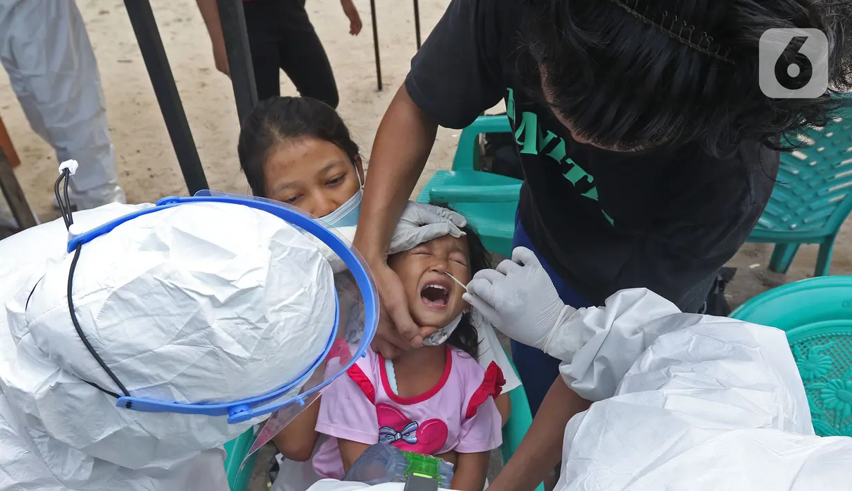 Seorang anak melakukan tes usap PCR Covid-19 di Jalan As-Syafiiyah, Cipayung, Jakarta Timur, Jumat (21/5/2021). Sebanyak 51 orang warga di RT03/RW03 Kelurahan Cilangkap Kecamatan Cipayung positif Covid-19 yang berasal dari klaster halal bi halal saat lebaran Idul Fitri. (Liputan6.com/Herman Zakharia