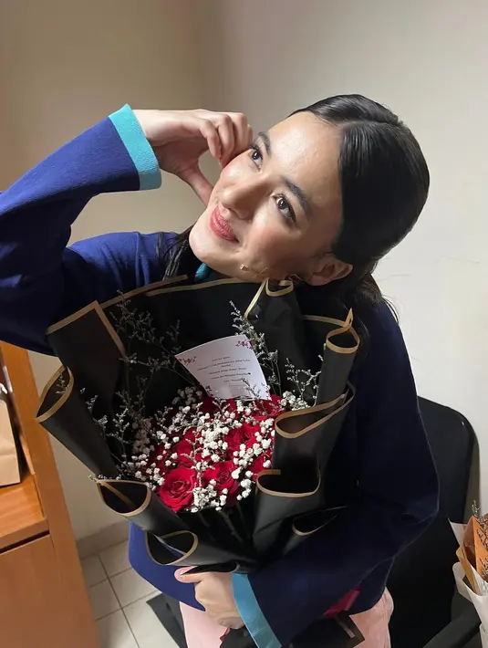 Dengan riasan yang minimalis dan half ponytail, Mawar Eva terlihat lebih manis di atas panggung. [@bryandomani_bd_]