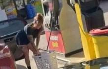10 Potret Tingkah Kocak Emak-emak Isi Bensin di SPBU, Ada-ada Aja Aksi Uniknya