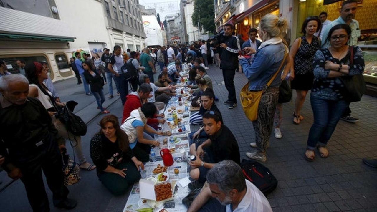 Nikmatnya momen buka puasa bersama di jalanan Istanbul