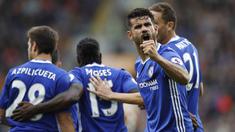 Striker Chelsea, Diego Costa, merayakan gol yang dicetaknya ke gawang Hull pada laga Premier League di Stadion Kingston Communications, Inggris, Sabtu (1/10/2016). Chelsea menang 2-0 atas Hull. (Reuters/Carl Recine)