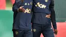Gelandang Manchester United, Ashley Young (kiri) dan Eric Bailly saat sesi latihan di Aon Training Complex, Manchester, Inggris, Senin (22/10). MU akan menjamu Juventus pada Grup H Liga Champions di Stadion Old Trafford. (Oli SCARFF/AFP)