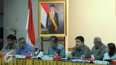 Ketua KPU Husni Kamil Manik (kedua kanan) memimpin uji publik rancangan peraturan KPU tentang Pilkada 2017 di KPU, Jakarta, Senin (18/4). Uji publik dalam rangka penyempurnaan perubahan peraturan KPU terkait tahapan pemilihan. (Liputan6.com/Helmi Afandi)