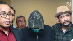 Axel Matthew Thomas (tengah) saat dibawa oleh petugas polisi di rumah sakit Pondok Indah, Jakarta, Selasa (18/07). Axel Matthew Thomas resmi ditetapkan sebagai tersangka dalam kasus narkoba. (Liputan6.com/Herman Zakharia)
