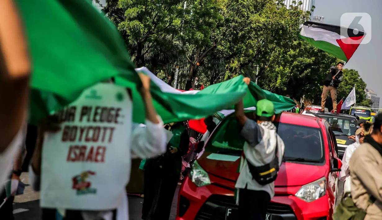 Bachtiar Nasir yang juga ketua Koalisi Indonesia Bela Baitul Maqdis (KIBBM) mengatakan aksi digelar di depan Kedutaan Besar Amerika Serikat (AS) karena pemerintah AS turut mendukung pembantaian yang dilakukan Israel ke Palestina. (Liputan6.com/Faizal Fanani)