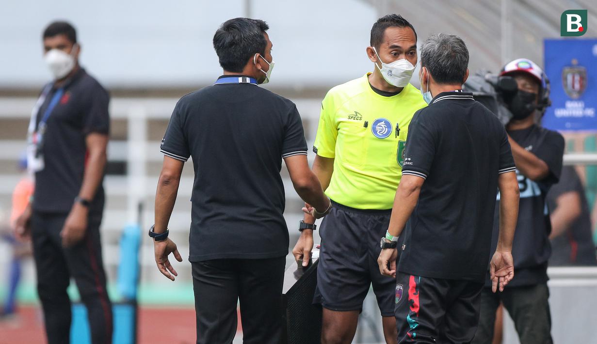 Sejumlah ofisial Persita Tangerang bersitegang dengan ofisial keempat, Asep Yandis dalam laga pekan ke-4 BRI Liga 1 2021/2022 di Stadion Pakansari, Bogor, Jumat (24/09/2021). Persita kalah 1-2. (Bola.com/Bagaskara Lazuardi)
