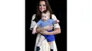 Saat berkunjung ke kebun binatang Taronga, Sydney, Australia, (20/4/2014), George terlihat begitu aktif dan terus bergerak meski dalam pelukan sang ibu, Kate Middleton. (REUTERS/Chris Jackson)