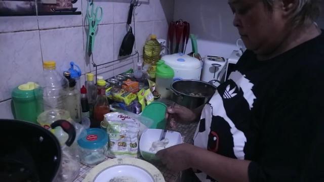 Memaksimalkan Area Bawah Tangga untuk Dapur Multifungsi