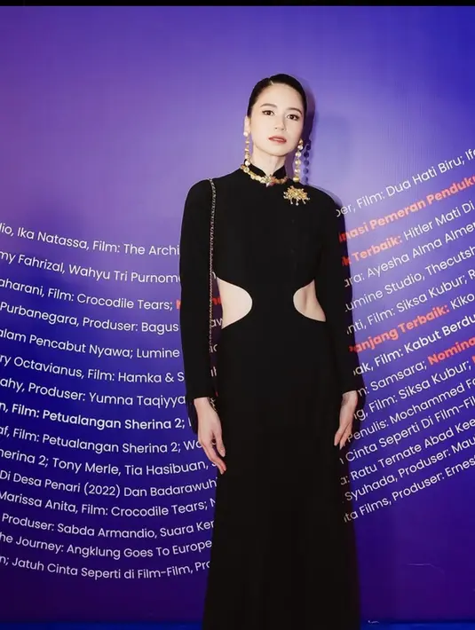 Dress dengan aksi cut out pada bagian pinggang, hadirkan keunikan gaya yang nyata saat dikenakan. [Foto: Instagram/ Laura Basuki]