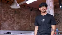Rio Dewanto Jualan Kopi di Festival Urban Anak Muda