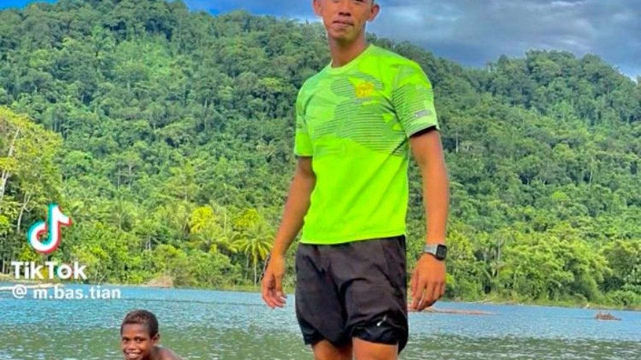 Dari video sebelumnya, Bastian menceritakan bagaimana pertemuannya dengan Tinus. Semua berawal dari pertemuan di pos saat ia melaksanakan tugas menjadi Satgas di Papua. Sejak saat itu, Tinus selalu makan di pos dan dianggap adik sendiri oleh prajurit lain