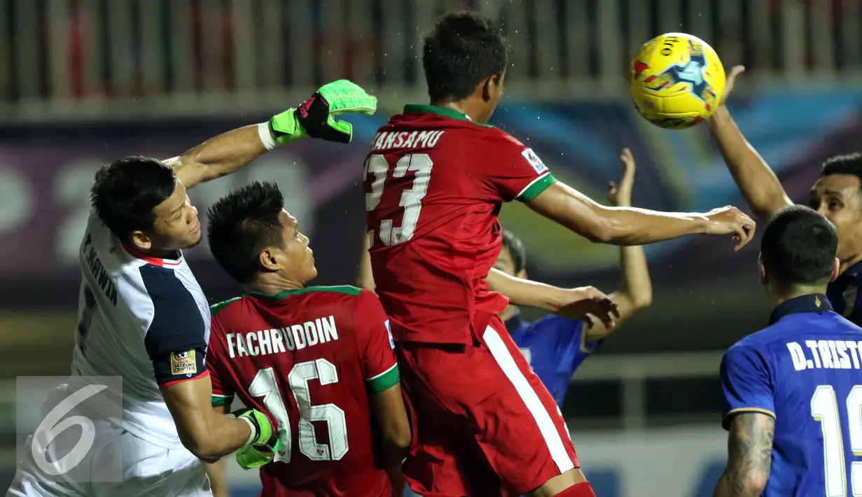 Penjaga gawang Thailand, Kawin Thamsatchanan (kanan) membuang bola saat melawan Indonesia di final pertama Piala AFF 2016 di Stadion Pakansari, Bogor, Rabu (14/12). Indonesia unggul 2-1 atas Thailand. (Liputan6.com/Helmi Fithriansyah)