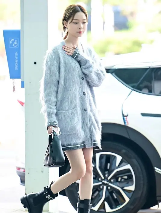 Winter AESPA pilih outfit simple dengan tank top dan long cardigan berbulu. Ia pun padukan outfitnya dengan boots dan shoulder bag [@winter.aespa]