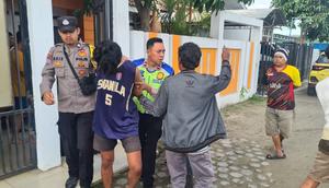 Pelaku pencurian berinisial AD (23), warga Kelurahan Pringsewu Selatan, Lampung, saat diamankan aparat kepolisian. (Liputan6.com/ Ardi Munthe)