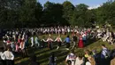 Warga Estonia merayakan Jaanipaev atau Midsummer Day atau St. John's Day pada malam antara 23 dan 24 Juni. (AP Photo/Pavel Golovkin)