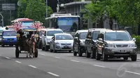 Sejumlah wisatawan terpaksa menggunakan bahu jalan yang ada di sekitar Tugu Monas, Jakarta, untuk memarkir kendaraannya, (30/7/2014). (Liputan6.com/Johan Tallo) 