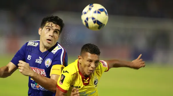 Pemain Sriwijaya FC Musafri (kanan) berebut bola dengan pemain Arema Cronus Fabiano pada laga semifinal Piala Presiden di Stadion Manahan, Solo, Minggu (11/10/2015). Sriwijaya menang 2-1. (Bola.com/Nicklas Hanoatubun).