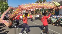 Ribuan masyarakat Garut dan Jawa Barat, nampak ceria mengikuti Jalan Asyik Harmoni Beragama dan Karnaval Budaya tingkat Jawa Barat, yang digelar kementerian Agama (Kemenag) Kabupaten Garut. (Liputan6.com/Jayadi Supriadin)