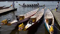 Sejumlah perahu yang digunakan peserta untuk mengikuti Festival Perahu Naga Hong Kong di Queens, New York, Minggu (13/8). Balap perahu naga biasanya menggunakan arena di sungai besar atau di tengah danau. (AP/Andres Kudacki)