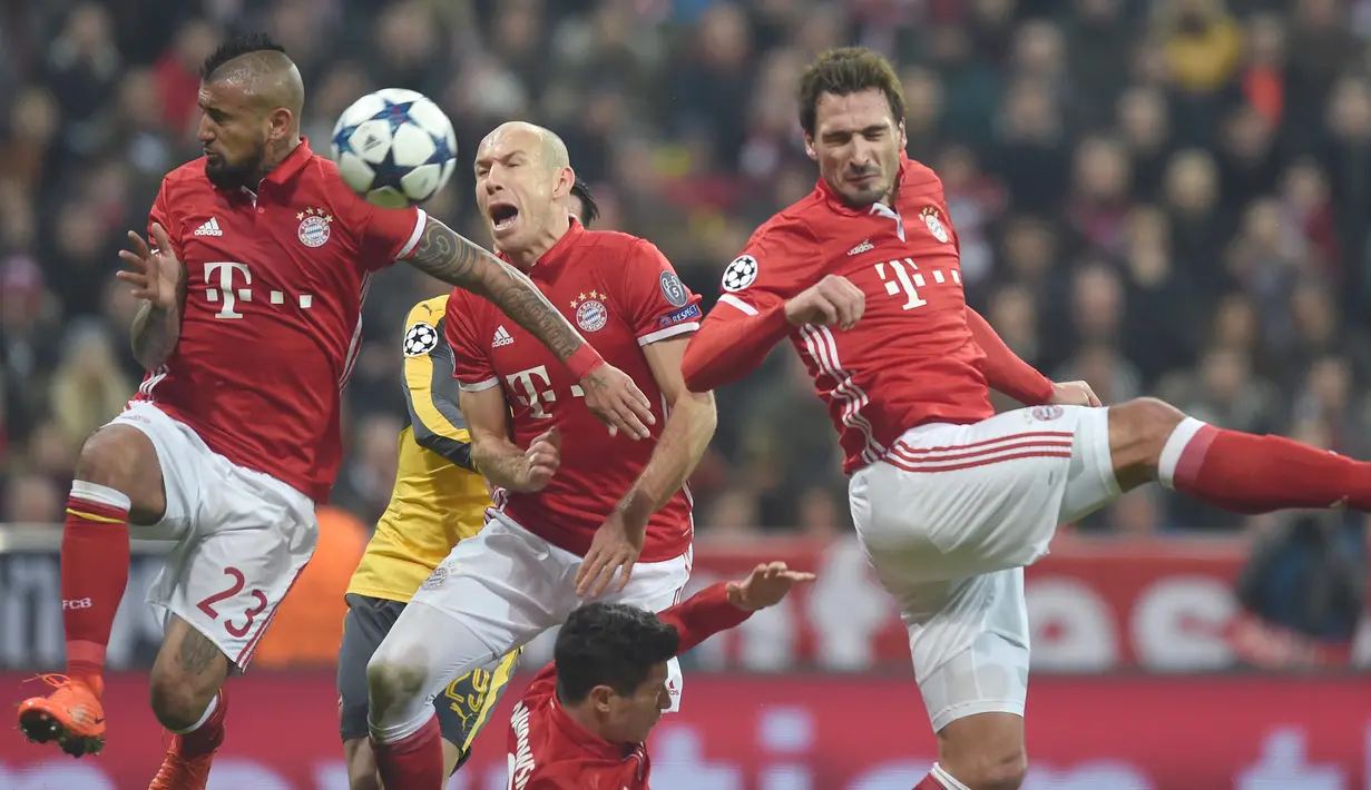 Aksi para pemain Bayern Munich menghalau bola dari kejaran pemain Arsenal, Granit Xhaka pada babak 16 besar Liga Champions di Alianz Arena, (15/2/2017). Beyern menang 5-1. (AFP/Christof Stache)