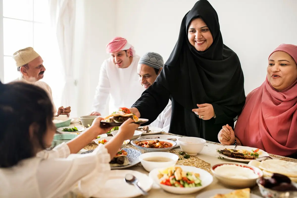 Ilustrasi makan bersama saat lebaran/freepik.com/rawpixel.com