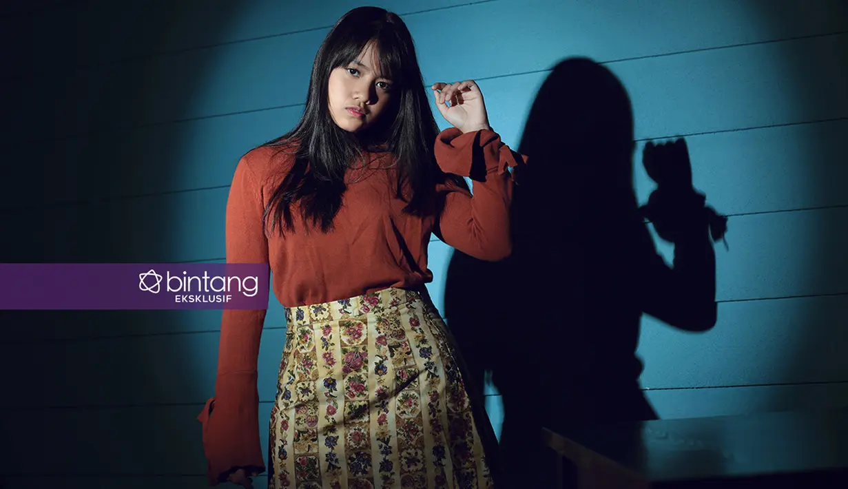 Semangat Hanin Dhiya berkarya terus membara hingga berhasil menjawab penantian lewat dua single sekaligus. Di tengah banyaknya musisi muda, Hanin melihat hal tersebut sebagai motivasi untuk terus memberi sesuatu yang berbeda. (Deki Prayoga/Bintang.com)