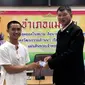 Salah seorang remaja, Adul Samon menerima kartu identitas sebagai warga negara Thailand di distrik Mae Sai, Rabu (8/8). Korban gua Thailand tersebut selama ini hidup tanpa memiliki status kewarganegaraan. (Chiang Rai Public Relations Office via AP)