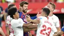 Sevilla. Sevilla menjadi klub yang paling sering dikalahkan Gerard Pique di Liga Spanyol saat berseragam Barcelona. Dari total 25 laga, Barcelona dibawanya menang 18 kali, imbang 6 kali dan hanya menelan 1 kekalahan. Kemenangan terbesar atas Sevilla terjadi dengan skor 5-0 pada pekan ke-9 musim 2010/2011. Total ia menyumbang 1 gol dan 1 assist dari 25 laga kontra Sevilla. (AFP/Cristina Quicler)