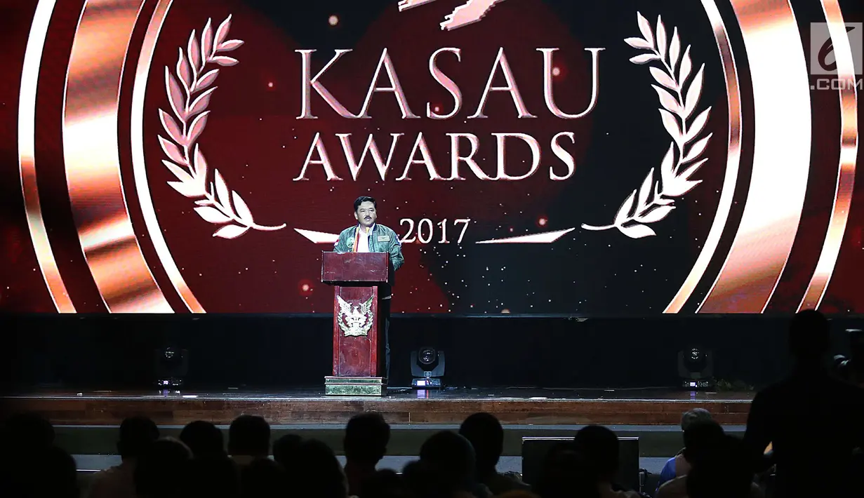 Kepala Staf TNI Angkatan Udara (Kasau) Marsekal TNI Hadi Tjahjanto memberikan sambutan dalam acara KASAU Award di Jakarta, Sabtu (25/11). KASAU Award merupakan ajang untuk para jurnalis dalam pemberitaan TNI AU. (Liputan6.com/Angga Yuniar)