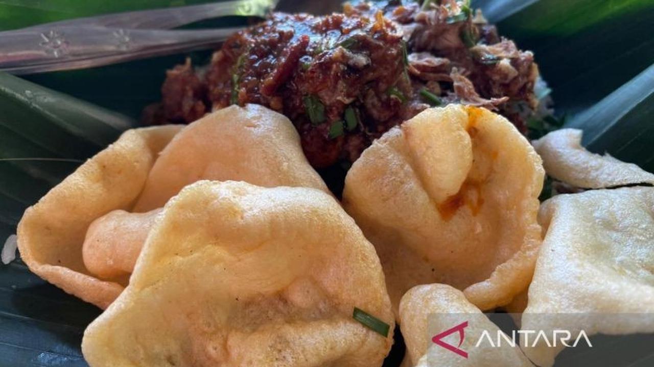 Pemkab Cirebon Kampanyekan Daun Jati Pembungkus Makanan untuk Kurangi Sampah Plastik