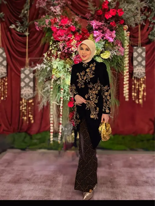 Marini Zumarnis tampil elegan rayakan Hari Kartini dengan kebaya janggan velvet bordir emas. Dipadu dengan kain batik bernuansa gelap dan hijab nude [@marinizurmanisreal]