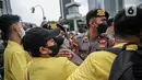 <p>Petugas kepolisian menghalau mahasiswa yang tergabung dalam Aliansi Mahasiswa Indonsia (AMI) menggelar aksi demonstrasi di Patung Kuda, Jakarta Kamis (21/4/2022). (Liputan6.com/Faizal Fanani)</p>